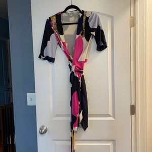 Diane Von Furstenberg size 4 all silk colorful wrap dress